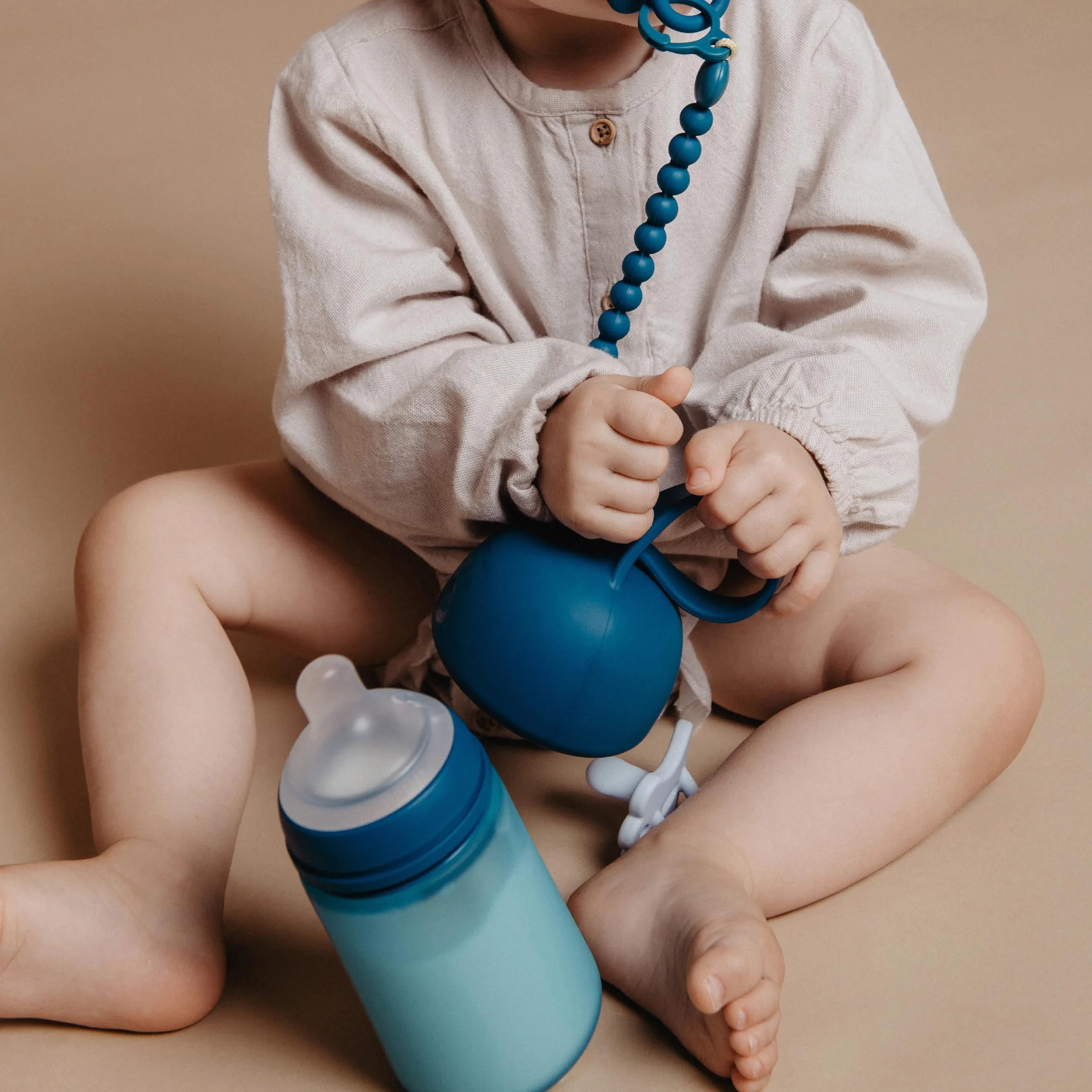 Suavinex, Biberón con Botella de Silicona de 240 ml, con Tetina Fisiológica SX Pro de Silicona, con válvula Anticólico, Biberón de Flujo Medio (M). Para Bebés +3 Meses. Colour Essence, Deep Ocean