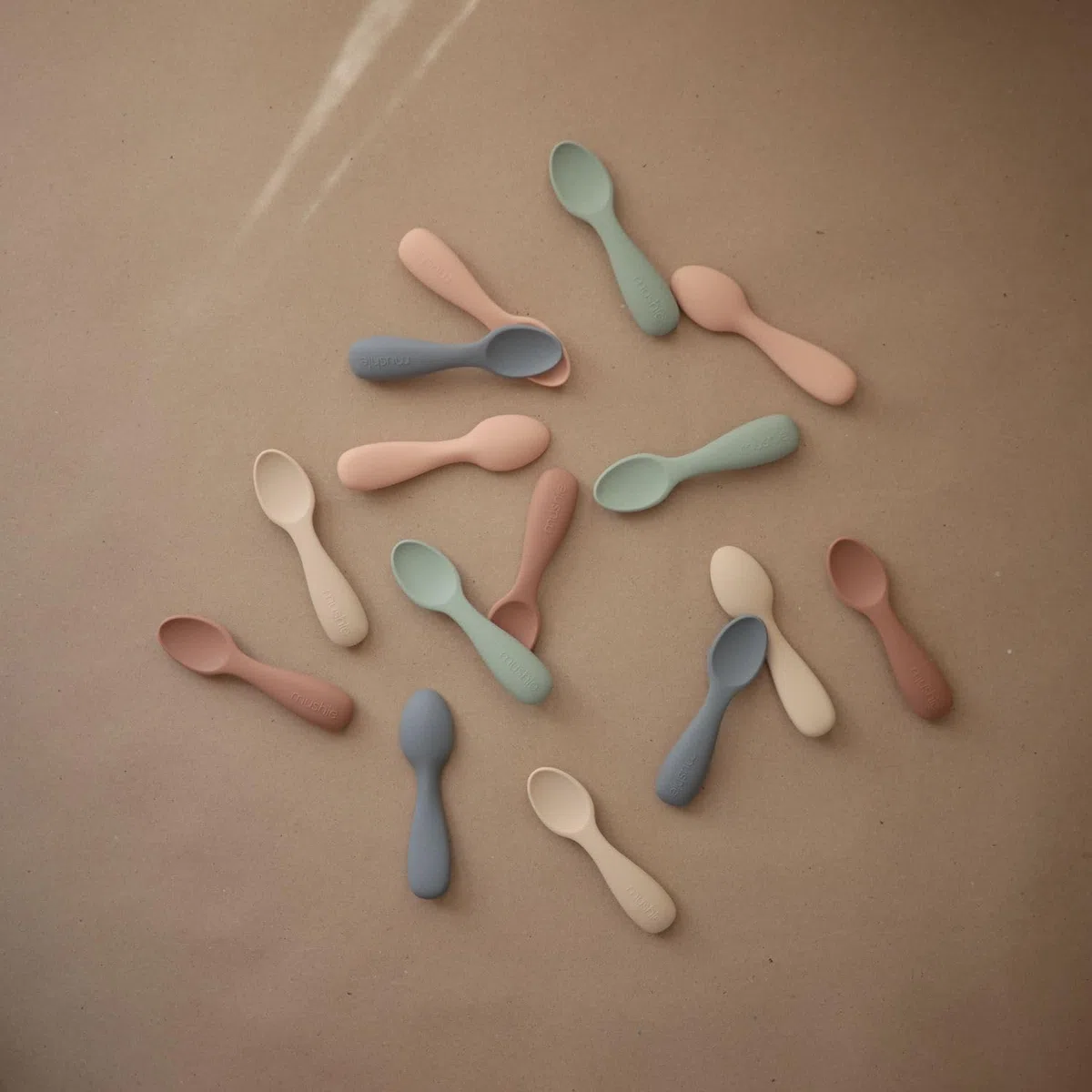 Mushie Cucharas para Principiantes de Silicona | Paquete de 2 Cucharas para Niños Pequeños | Para Bebés que Aprenden a Comer Solos | Aptas Para el Lavavajillas | Cambridge/Shifting Sand