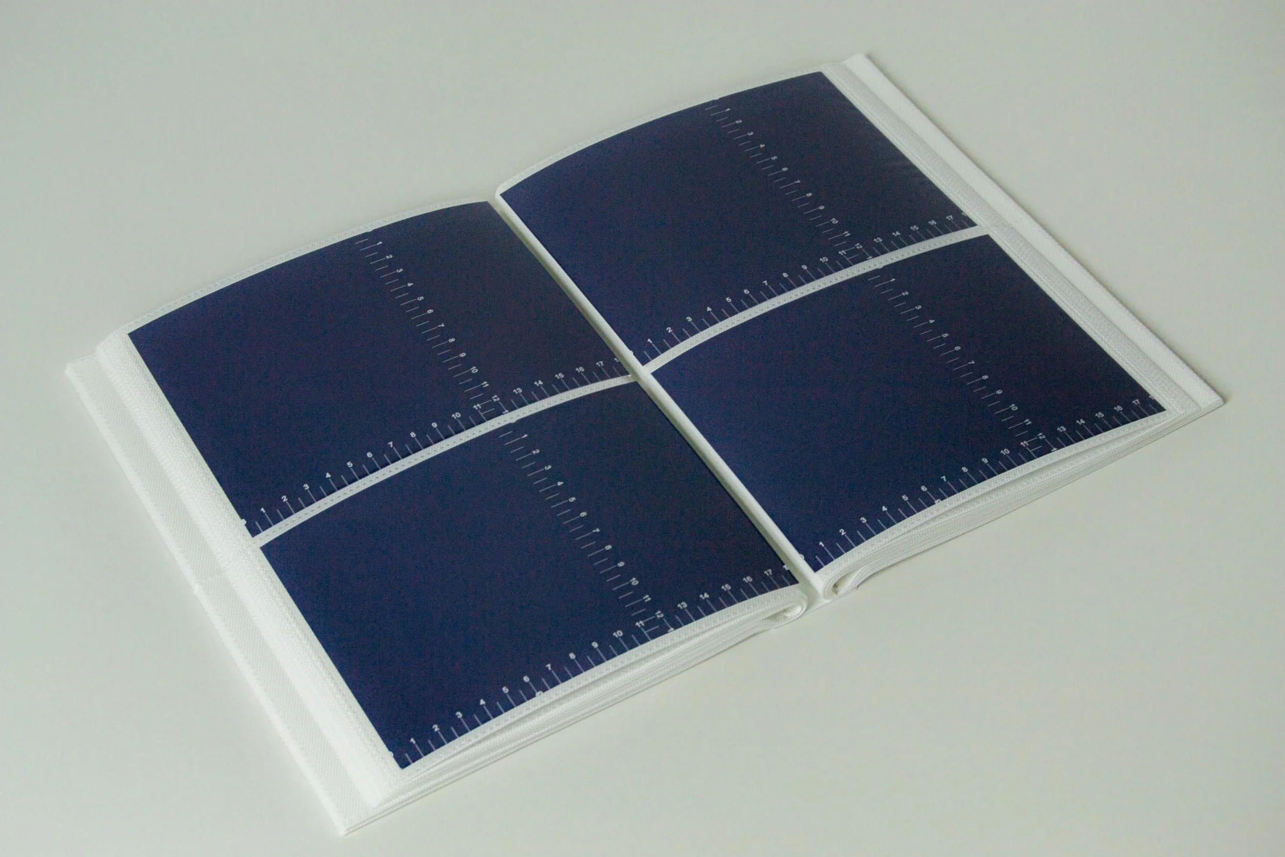 Álbum de Fotos de graduación con Bolsillos de 21x28 cm Contiene 200 Fotos de Papel Impreso de 13x18 cm con Acabado Laminado Mate