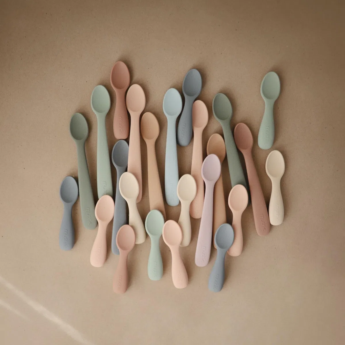 Mushie Cucharas para Principiantes de Silicona | Paquete de 2 Cucharas para Niños Pequeños | Para Bebés que Aprenden a Comer Solos | Aptas Para el Lavavajillas | Cambridge/Shifting Sand