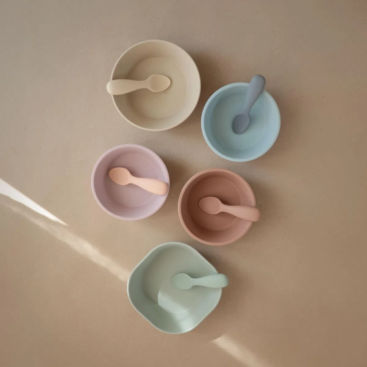 Mushie Cucharas para Principiantes de Silicona | Paquete de 2 Cucharas para Niños Pequeños | Para Bebés que Aprenden a Comer Solos | Aptas Para el Lavavajillas | Cambridge/Shifting Sand