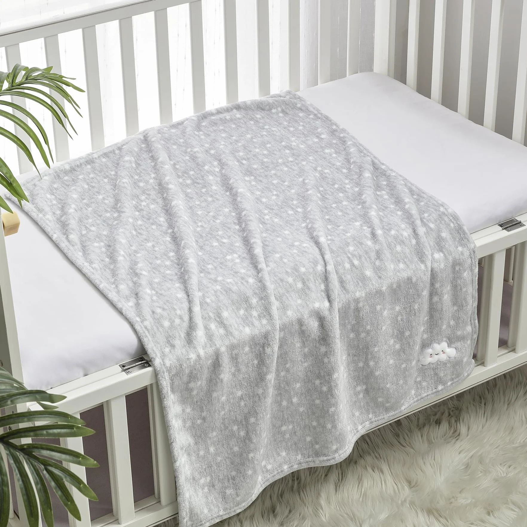 CREVENT - Manta Polar Suave, Ligera y Agradable para la Cuna. Ideal para bebés y niños pequeños, Unisex (75 x 100 cm, Color Gris con el Bordado de una Nube)