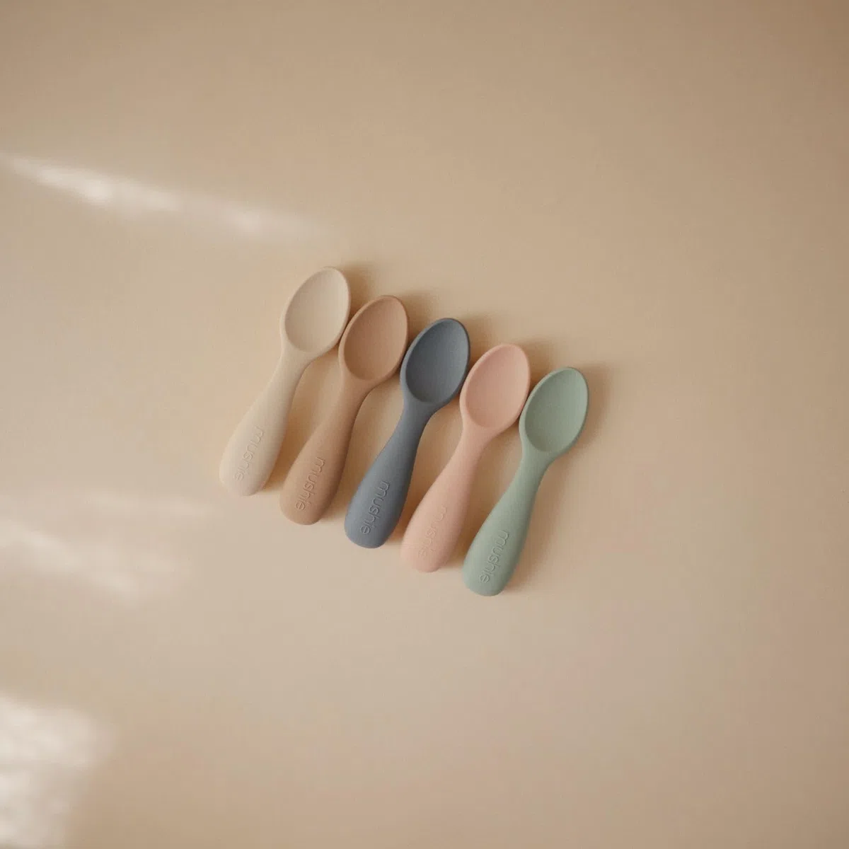 Mushie Cucharas para Principiantes de Silicona | Paquete de 2 Cucharas para Niños Pequeños | Para Bebés que Aprenden a Comer Solos | Aptas Para el Lavavajillas | Cambridge/Shifting Sand